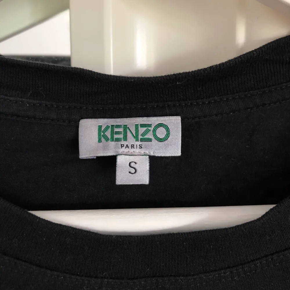 Äkta Kenzo t-shirt strl. S! Köpt för 1000kr. T-shirts.
