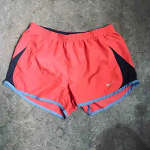 Luftiga shorts från Nike. OBS! Finns en liten fläck framtill om man kollar noga. Möts upp i centrala Sthlm annars tillkommer frakt 🌴