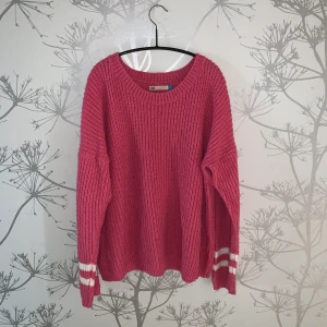 Stickad oversize tröja - Riktigt mysig stickad tröja. Kommer aldrig till använding längre tyvärr. Kan mötas upp i Karlstad eller närheten, annars står köparen för frakten. ❤️