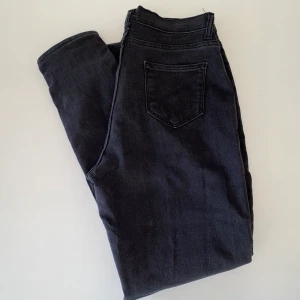 Grå jeans - Frakten är inräknad i priset.