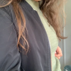 Svart bomberjacka XS - Svart bomber jacka. XS. 