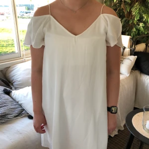Klänning - Vit klänning med bara axlar från Vila i storlek M🌻 100kr plus frakt som köparen står för!