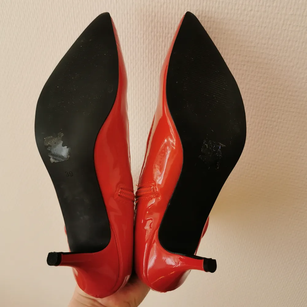 Skorna är oanvända, så i väldigt gott skick. Köpta från NLY shoes. Färg: Röd lack. . Skor.
