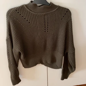 Stickad tröja - Supermysig grön stickad tröja i ett skönt material. Knappt använd så är i jättefint skick! Köparen står för frakten:)