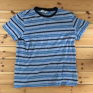  - En randig T-shirt från weekday