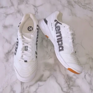 Nya Kempa Attack #44 - Nya kempa attack #,44. ,avhämtning eller skicka med post ,köpare betalar frakten, ny pris mellan 1495kr och 1115kr hos zalando.