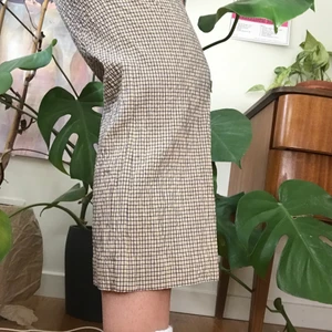 Byxor från arket  - superfina byxor från arket som tyvärr har blivit för små för mig. storleken är 36 men de passar nog mer en 34 som är mellan 155-170 lång. i bra skick!!! (byxorna är blå-gul-rutiga men det framgår ej på bilden)