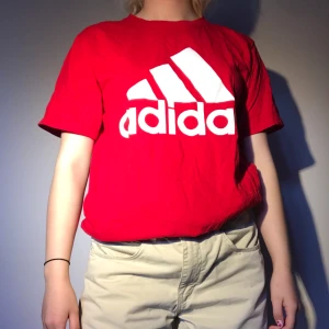 Adidas T-shirt - Adidas t-shirt i rak modell. Aldrig använd så nyskick! Frakten är inräknad i priset (44kr) och betalning sker via swish innan paketet skickas ❤️