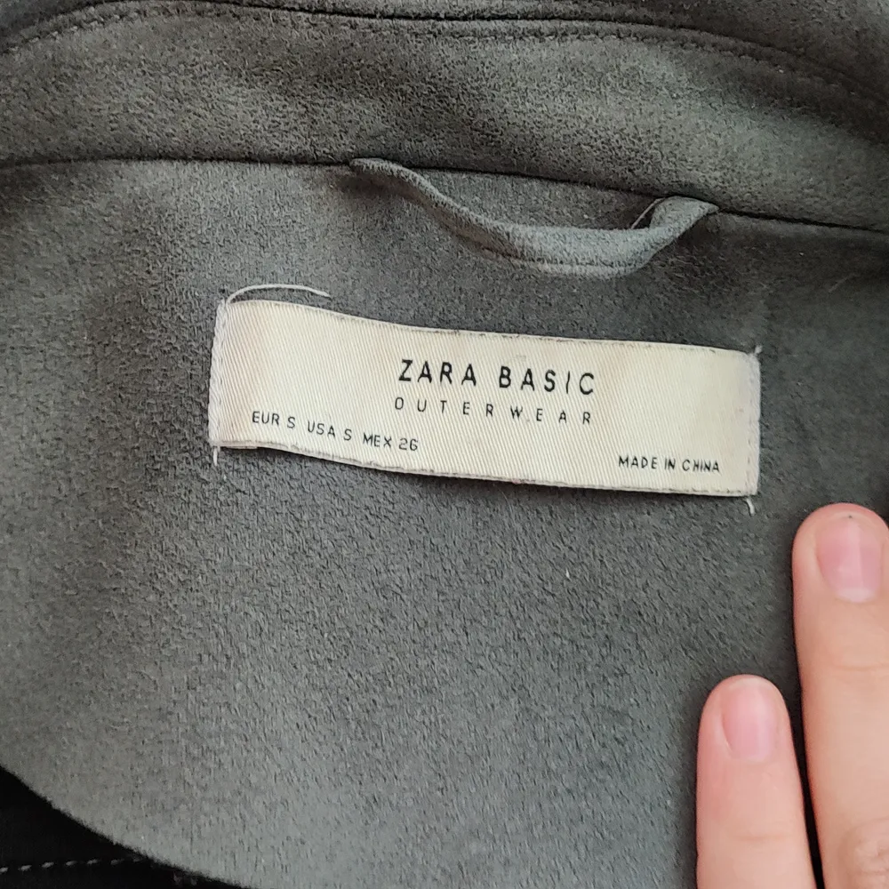 Super snygg grå mocka jacka från Zara, som jag tyvärr ej får använt längre. Storlek S, i super bra skick:) Kan skickas, köpare står isf för frakt😊. Jackor.