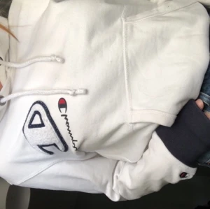 Champion hoodie - Vit champion hoodie. Nyskick! Buda i kommentarerna☺️💞