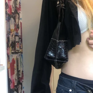 Vintage axelväska - En trendig axelväska köpt från Humana. Rymmer mycket men ser ändå inte för stor ut