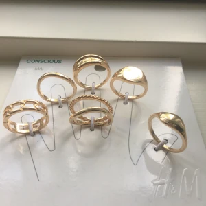 Guld ringar  - Super fina, helt oanvända, guld ringar från H&M. Säljer dem för de var för stora. Kom privat vid intresse. Frakten ingår ej i priset! 