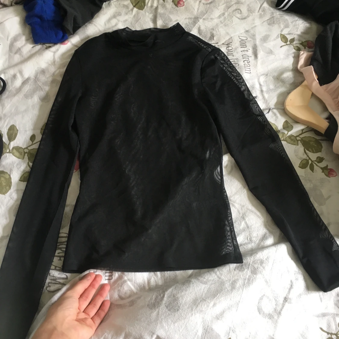 Svart långärmad genomskinlig tröja