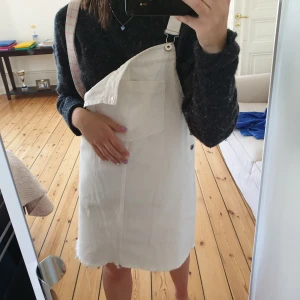 Jeans klänning - Säljer min typ oanvända vita jeans klänning från HM, jag är 173 cm o i vanliga fall en S ! Inga fläckar etc. Jättefin till sommaren🥂