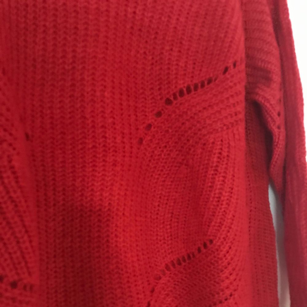 Röd stickad tröja från Nelly st L. Mycket bra skick. Frakten ingår i priset. Tröjor & Koftor.