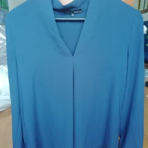 Marinblå topp - Marinfärgad i tunt tyg, vringad