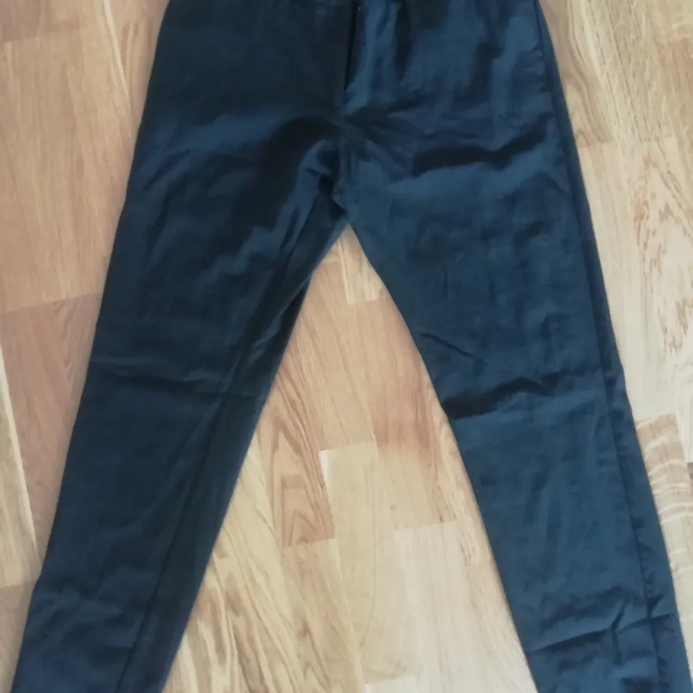 Svarta kostymbyxor från Wera. Jeans & Byxor.