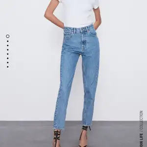Säljer mina blåa Mom jeans från Zara. De är endast använda en gång och säljer de på grund av att de är för korta för mig. Jag är 168cm. Köpta för 350kr och säljer för 200kr