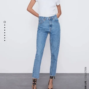 Blåa Mom jeans  - Säljer mina blåa Mom jeans från Zara. De är endast använda en gång och säljer de på grund av att de är för korta för mig. Jag är 168cm. Köpta för 350kr och säljer för 200kr