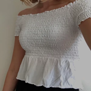 Söt blus! - Söt off-shoulder blus från Gina! Passar både S & M! 100kr inklusive frakt!