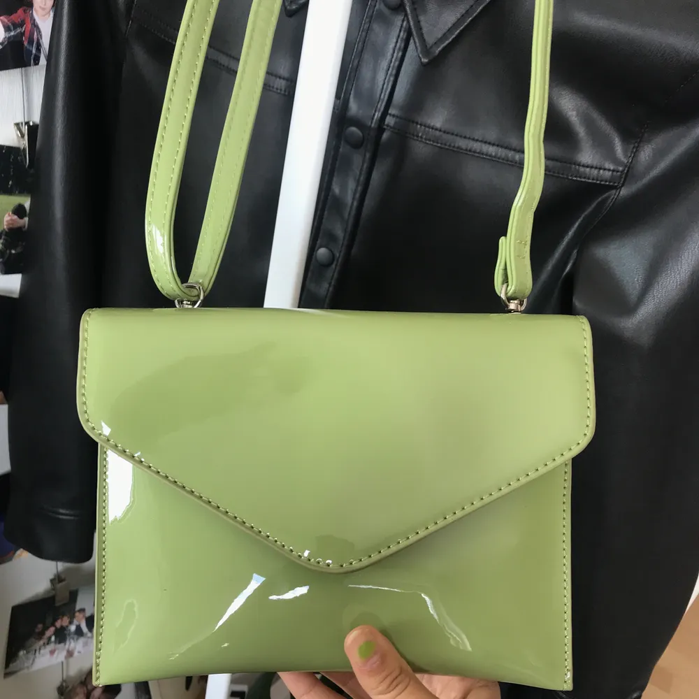 Säljer en jättefin grön väska från hvisk som har kvar sin prislapp! Det är en axelväska så man kan ljusters hur den ska sitta osv🥰 jättefin nu till sommaren. Väskor.