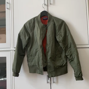 Grön bomberjacka - Grön bomberjacka. Storleken är XXS men skulle verkligen inte säga att den är mindre än en XS. Köparen står för frakt. Går att mötas upp i Jönköping:)