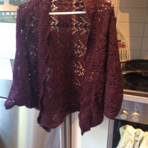 Tunn kofta - Mörklila stickad kofta med korta pingvinärmar. Skön att ha till sommarn