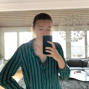 Randig skjorta - Randig skjorta från ginatricot. Strl XL men passar mig som e en M. Supersnygga att ha en fin bralette under.