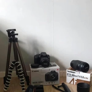 Kamera + tillbehör  - Canon eos 2000d 18-55mm objektiv  24.1 megapixlar tamron objektiv AF 70-300mm rode mikrofon  2 stativ