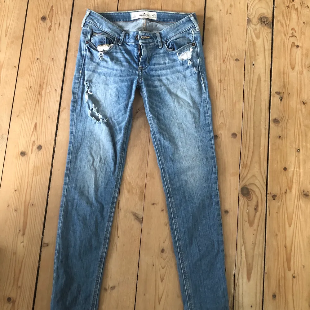 Ett par fräsiga hollister byxor med hål i, dem är ganska så använda men fortfarande i relativt bra skick:) dem är w25 l29 och är ganska low waist😊 frakt tillkommer. Jeans & Byxor.