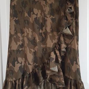 Soaked in luxury - kamouflagefärgad kjol - Kjol med volang, aldrig använd, prislappen kvar. Normal storlek S. Nypris 600 kr.