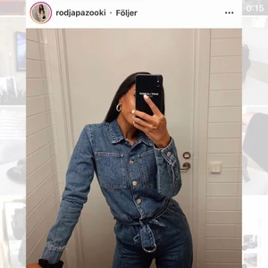 Jeans Jumpsuit - Snyggaste jumpsuiten och är använd endast 1-2 ggr! 🤚🏼 Den har fortfarande en väldigt nyproducerad jeansdoft. Den passar mig med stl 34, sitter åt bra! Org pris 600kr