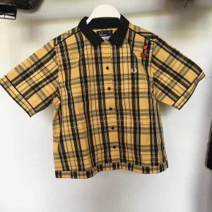 Fred perry bowling tröja,  - Aldrig andvänd Fred Perry tröja gjord för amy Winehouse foundation, Strl EU 40, UK 12.                                         Möts upp i Sthlm annars står köparen för frakt