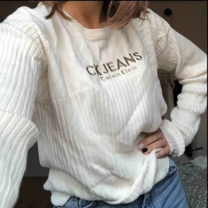  - Lägger ut igen pga oseriös köpare! Jättefin vintage CK knit som inte kommer till användning, det står storlek L men skulle säga att den är mer en S/M Lite skrynklig i första bilden men jag kan stryka den innan den skickas!:) Köpare står för frakt