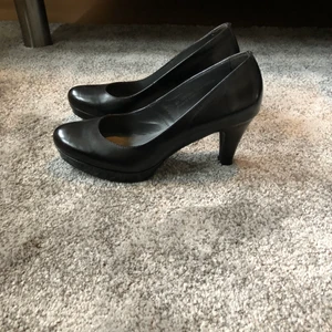 Pumps - Svarta pumps från Novita i storlek 38. Fint skick. Pris 63kr