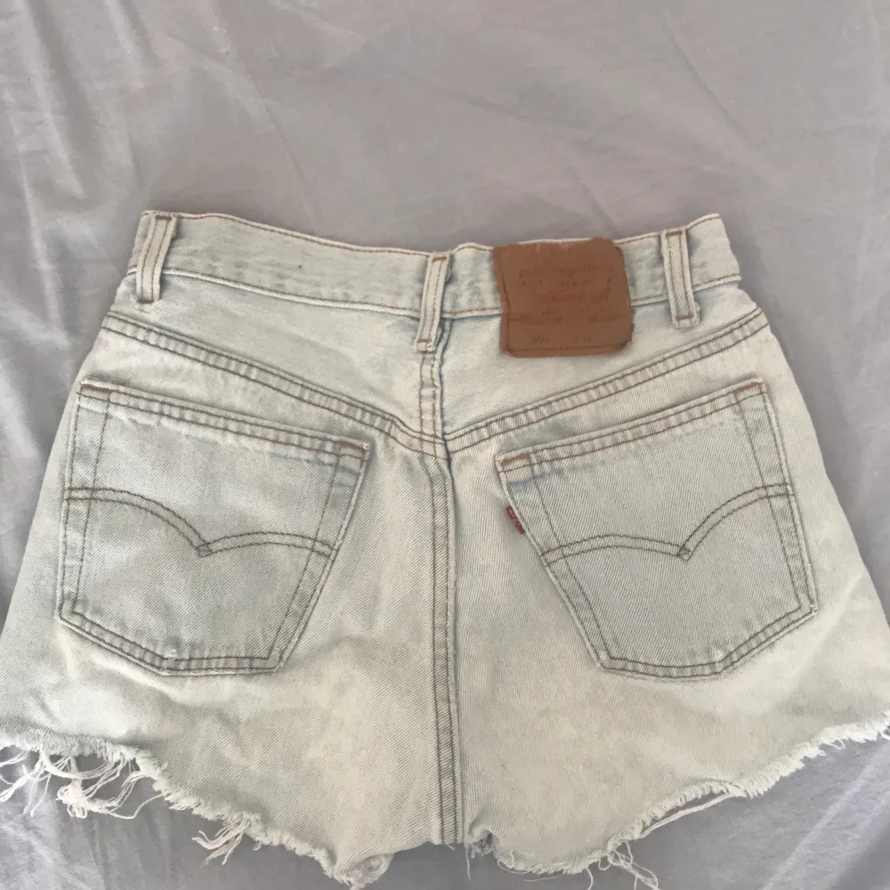 Vintage Levis 501 shorts. Köpta begagnat här på Plick, dock aldrig använda av mig, superfint skick och så snygga!!! Passar XS/S. Storleken är 28 i midjan, men vintage Levis räknar alltid ett par storlekar mindre. . Shorts.