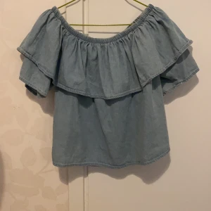Offsholder topp - Monki offshoulder topp helt ny. Säljer då den inte kommit till användning. Storlek S. 165kr + frakt