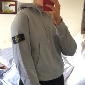 Stone Island Hoodie  - Stone Island Hoodie köpt i Italien. Syns inte på bilderna men hoodien är trotts mycket användning i jättefint skick! Passar alla mellan XS-M 💕