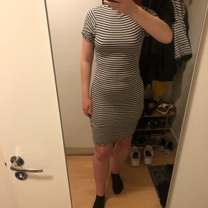 Tajt randig klänning - Säljer den här klänningen som har jättemycket stretch och inte alls är genomskinlig! Hög i kragen men en väldigt bekväm klänning! Skriv för fler bilder! Jag är 177. Frakt tillkommer.