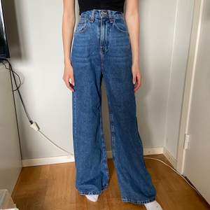 Drömmiga jeans som aldrig kommit till användning pga lite för små i storleken. Superhög midja och snyggt utsvängda.   Tjejen på bilden är 168cm lång. 