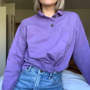  - Lila tröja från monki i väldigt fint skick! Använd en gång! Möts upp i Malmö/Växjö annars tillkommer frakt🌸
