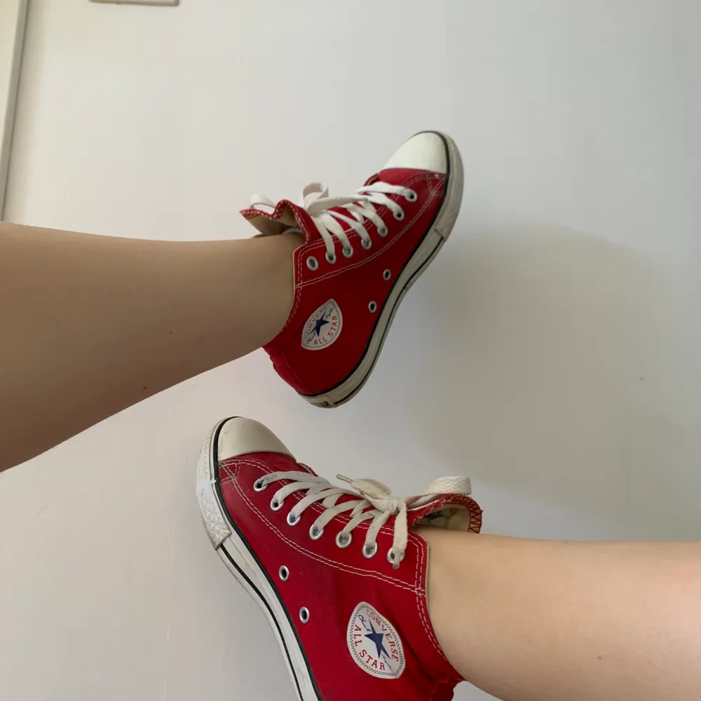 Ett par röda converse i storlek 35 som söker nytt hem då mina fötter tyvärr blivit större och legat och skräpat en större tid. De är försiktigt använda och i bra skick:). Skor.