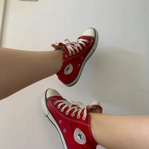 Ett par röda converse i storlek 35 som söker nytt hem då mina fötter tyvärr blivit större och legat och skräpat en större tid. De är försiktigt använda och i bra skick:)