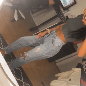 Mom jeans - Momjeans, hur fina som helst! Ganska tjockt jeanstyg. Knappt använda! 