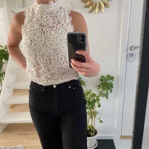 Fin Spets topp! - En jätte fin spets topp som kommer från zara och är i storlek s🤍. Har inte blivit använd. Toppen har en dragkedja i ryggen. Jätte fint spets mönster💝. Köparen står för frakten! 💘