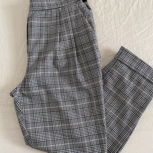 Zara byxor st S - Ett par Zara byxor i ”tapered” stil. Två fickor fram, en ”låtsas” bak. Frakt tillkommer :)