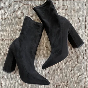 Sock heel boots - St 39 - Säljer dessa super snygga svarta sockboots i mockaimitation. Dem är aldrig använda! 
