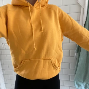 Gul huvtröja från Bik Bok - Gul huvtröja från Bik Bok. Använd fåtal gånger i hemmet 🧚🏻 Nypris 300kr. Köparen står för frakten 💕