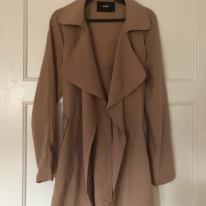 Trenchcoat - Ljusbrun trenchcoat från bikbok. Aldrig använd så jättefint skick och så gott som ny 🌸
