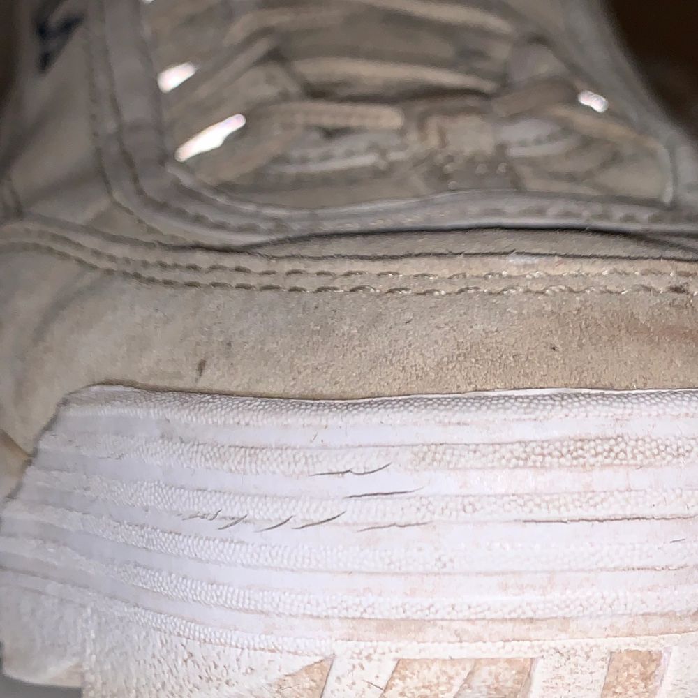 fila disruptor i beige mocka. Storlek 37. Är i gott skick (med tanke på att det är mocka) men ganska välanvända. Exklusive fraktkostnad.. Skor.